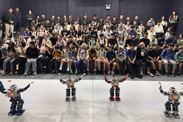 참가자들이 로봇이 춤추는 공연을 관람하고 있다. (사진=국립광주과학관)