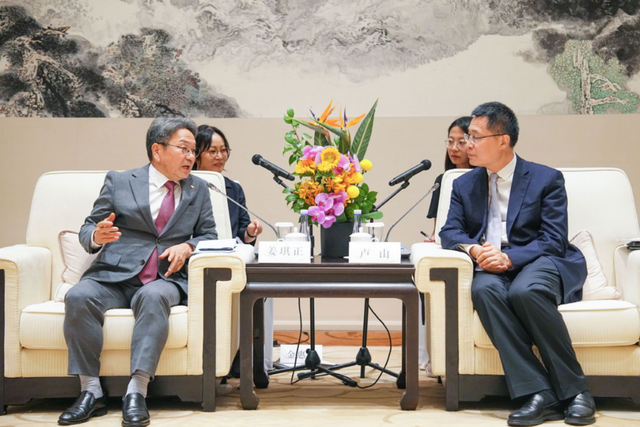 강기정 광주광역시장이 지난 24일 오후 중국 항저우 인터콘티넨탈 호텔에서 루산(卢山) 저장성 부성장과 면담을 갖고 항저우시와 AI 정책 등 교류협력 방안을 논의 하고 있다. (사진=광주광역시)