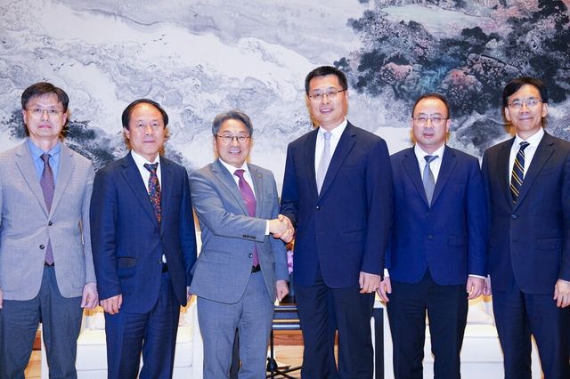 강기정 광주광역시장이 지난 24일 오후 중국 항저우 인터콘티넨탈 호텔에서 루산(卢山) 저장성 부성장과 면담을 갖고 항저우시와 AI 정책 등 교류협력 방안을 논의한 뒤 기념촬영을 하고 있다. (사진=광주광역시)