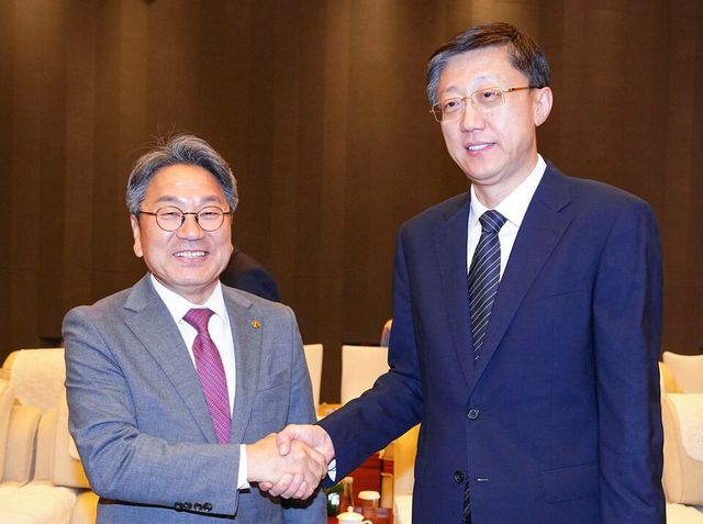 강기정 광주광역시장이 지난 24일 오후 중국 저장성 항저우시 인터콘티넨탈 호텔에서 열린 제3회 글로벌 디지털 무역박람회 참가 주요 외빈들과 만찬에 참여해 야오가오위안 항저우시 시장과 환담을 하고 있다. (사진=광주광역시)