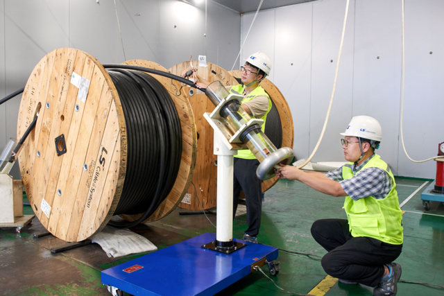 LS전선 연구원들이 MV 내화 케이블의 성능을 테스트하고 있다. (사진=LS전선)