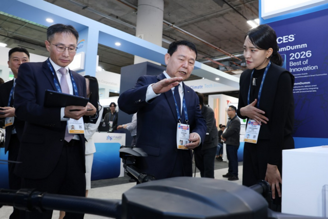 1월 6일(현지 시간) CES 2026에서 윤석대 한국수자원공사 사장(가운데)이 K-water관에 전시된 수질 모니터링 드론을 살펴보고 있다. (사진=한국수자원공사)