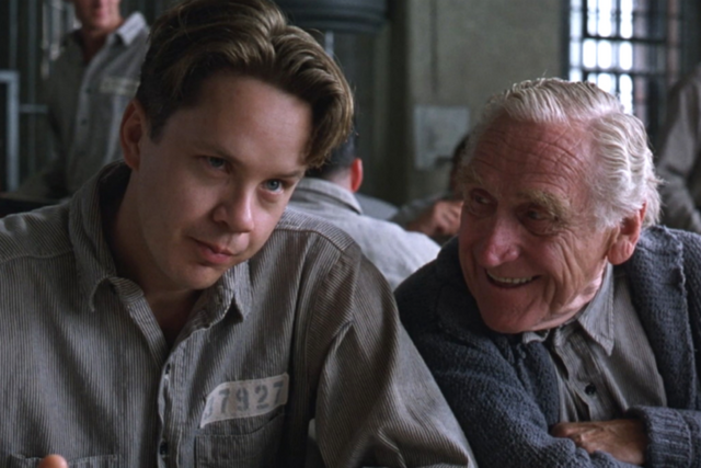 50년 동안 담장 안에 머물렀던 브룩스에게 바깥세상은 자유가 아닌 공포였다. 그의 비극은 장기 수감자의 재사회화 문제를 상징적으로 보여준다. (사진=네이버 영화)