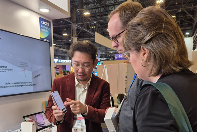 CES 2026 현장에서 광주 인공지능산업융합사업단(AICA)의 지원을 받은 국내 AI 스타트업 부스에 글로벌 관람객들이 몰려 시연을 지켜보고 있다. (사진=AICA)