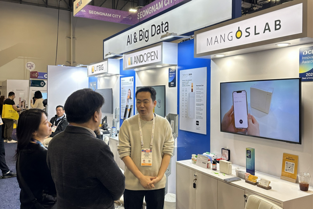 CES 2026 현장에서 광주 인공지능산업융합사업단(AICA)의 지원을 받은 국내 AI 스타트업 부스에 글로벌 관람객들이 몰려 시연을 지켜보고 있다. (사진=AICA)