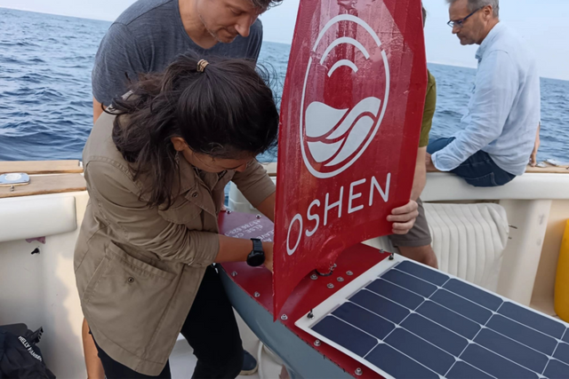 영국 스타트업 '오션(Oshen)'이 개발한 소형 자율 해양 로봇 C-Star. 허리케인 속에서도 생존하며 실시간 데이터를 전송하는 기술력을 선보였다. (사진=오션)