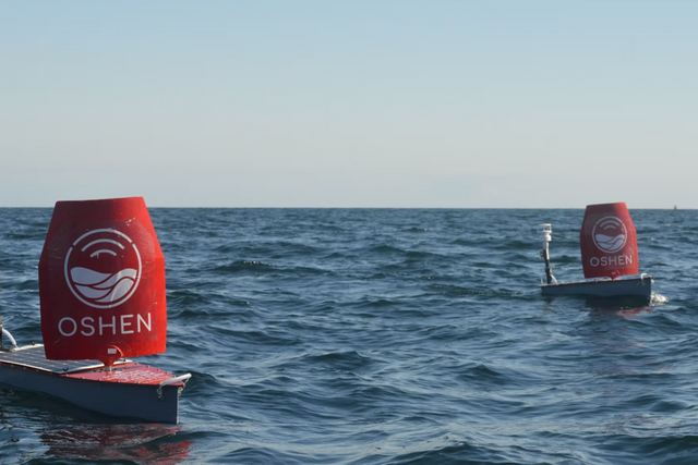 영국 스타트업 '오션(Oshen)'이 개발한 소형 자율 해양 로봇 C-Star. 허리케인 속에서도 생존하며 실시간 데이터를 전송하는 기술력을 선보였다. (사진=오션)