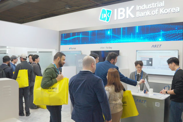 미국 라스베가스에서 개최된 CES 2026에서 관람객들이 IBK혁신관을 둘러보고 있는 모습. (사진=IBK기업은행)
