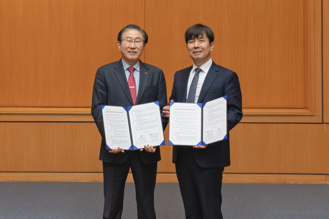 왼쪽부터 임기철 GIST 총장과 박성우 숭의과학기술고등학교 교장. (사진=GIST)
