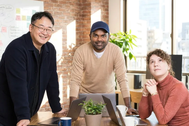 자녀를 위한 AI 학습 도구의 부재에 직접 창업에 나선 락스 푸자리 CEO와 강민석 CPO 등 스파클리 창업진. (사진=스파클리)