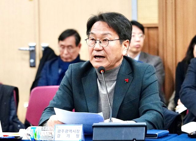 강기정 광주광역시장이 25일 광주 김대중컨벤션센터에서 열린 ‘광주전남 특별법 검토 시도지사-국회의원 제3차 간담회’에 참석해 ‘광주·전남 행정통합 특별법(가칭)’ 제정과 관련한 주요 내용을 논의하고 있다. (사진=광주광역시)