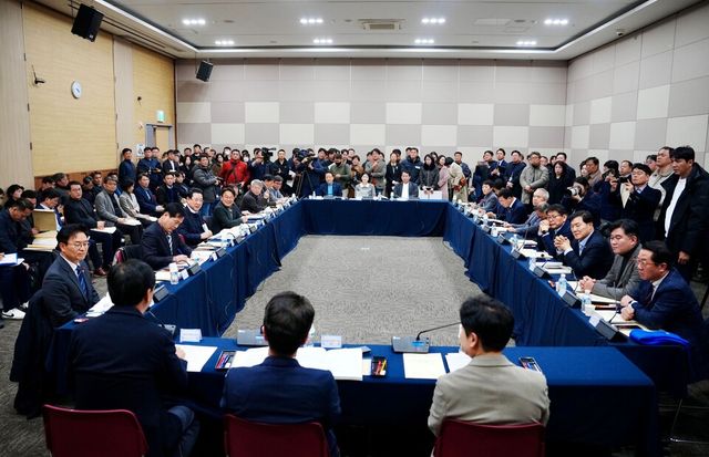 강기정 광주광역시장이 25일 광주 김대중컨벤션센터에서 열린 ‘광주전남 특별법 검토 시도지사-국회의원 제3차 간담회’에 참석해 ‘광주·전남 행정통합 특별법(가칭)’ 제정과 관련한 주요 내용을 논의하고 있다. (사진=광주광역시)