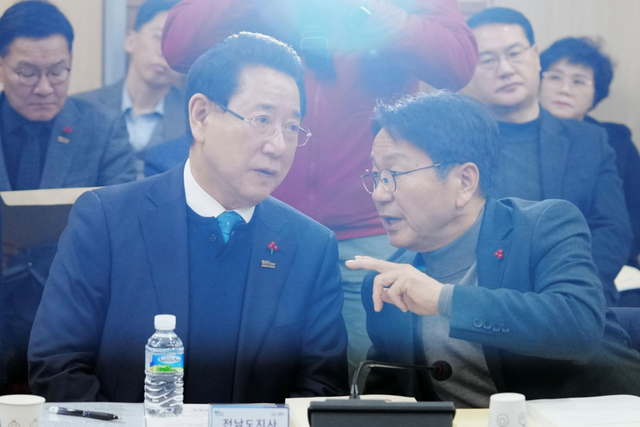 강기정 광주광역시장이 25일 광주 김대중컨벤션센터에서 열린 ‘광주전남 특별법 검토 시도지사-국회의원 제3차 간담회’에 참석해 ‘광주·전남 행정통합 특별법(가칭)’ 제정과 관련한 주요 내용을 논의하고 있다. (사진=광주광역시)