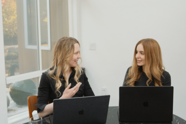 안나 골디 CEO(왼쪽)와 아잘리아 미르호세이니(왼쪽)는 칩 설계 과정을 하나의 거대한 보드게임처럼 풀어내어 설계 기간을 수년에서 며칠로 단축시켰다. (사진=리커시브 인텔리전스)