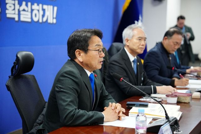 강기정 광주광역시장이 27일 국회의원회관에서 열린 ‘광주전남 통합 특별법 검토 시도지사-국회의원 4차 조찬간담회’에 참석해 특별법 제정과 관련한 주요 내용을 논의하고 있다. (사진=광주광역시)