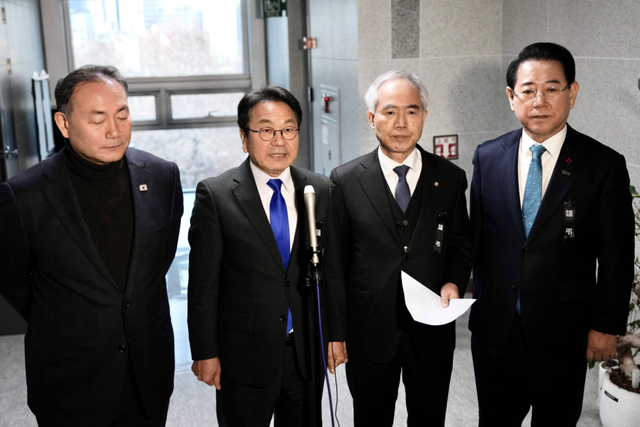 강기정 광주광역시장이 27일 국회의원회관에서 열린 ‘광주전남 통합 특별법 검토 시도지사-국회의원 4차 조찬간담회’를 마치고 특별시 명칭과 주소지에 대한 결정사항을 발표하고 있다. (사진 왼쪽부터 김원이 민주당 전남도당 위원장, 강기정 광주시장, 양부남 민주당 광주시당 위원장, 김영록 전남지사). (사진=광주광역시)