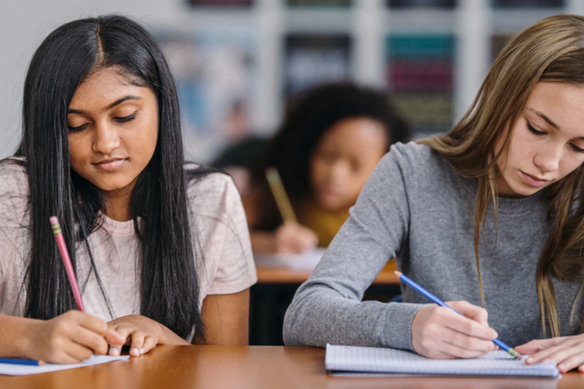 텍사스의 차네아 본드 교사는 AI 대신 연필과 공책을 선택해 학생들의 독창적인 사고력을 되살려냈다. (사진=에듀토피아)
