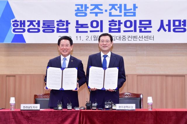 김영록 전남지사와 이용섭 전 광주광역시장. (사진=광주광역시)