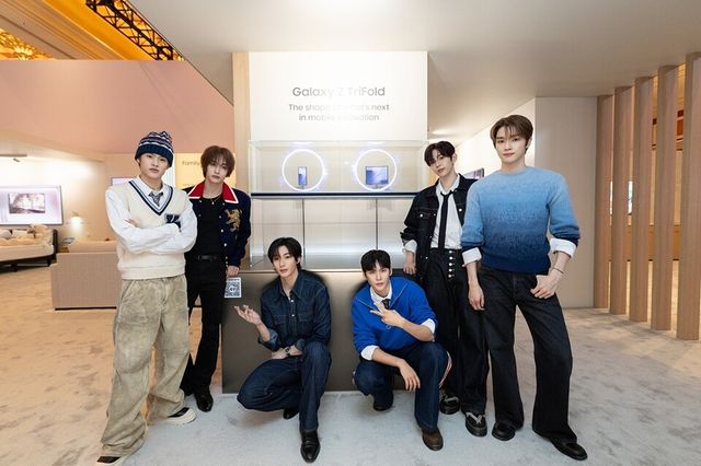 K팝 아티스트 라이즈(RIIZE)가 삼성전자 ‘더 퍼스트룩’ 단독 전시관에서 두 번 접는 폴더블폰 ‘갤럭시 Z 트라이폴드’를 소개하고 있다. (사진=삼성전자)