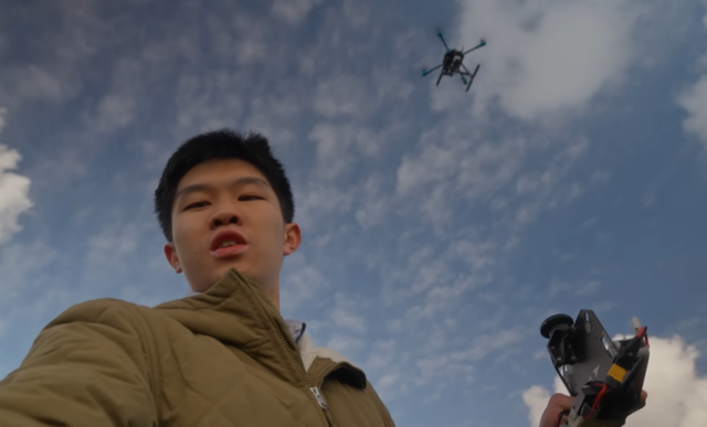 드론 우산의 등장에 네티즌들은 '진정한 자유'라는 찬사와 함께 '소음 및 안전성 문제'에 대한 뜨거운 갑론을박을 이어가고 있다.&nbsp;(사진=I Build Stuff)