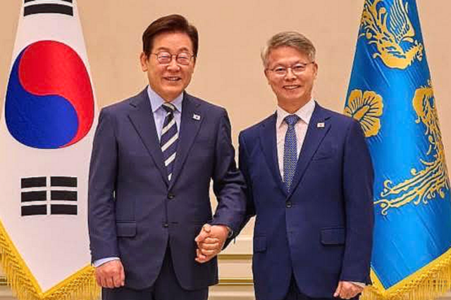 이재명 대통령과 민형배 의원이 기념사진을 찍고 있다. (사진=민 의원 SNS)