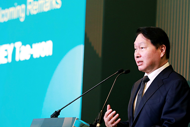 최태원 SK회장 겸 최종현학술원 이사장이 20일 미국 워싱턴DC 샐러맨더 호텔에서 열린 ‘TPD 2026’ 행사에서 환영사를 하고 있다. (사진=SK그룹)