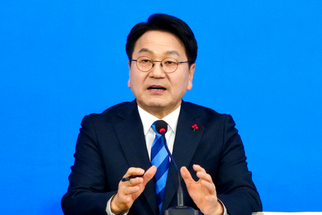 강기정 광주광역시장이 4일 오후 해남문화예술회관 다목적실에서 열린 ‘광주·전남 행정통합 서남권 타운홀미팅’에 참석해 통합 필요성과 향후 과제에 대해 의견을 나누고 있다. (사진=광주광역시)