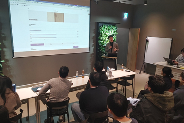 서울 성수동 메리히어 공유오피스에 모여 한동대, MYSC, KSH 투자자들이 경북 청년창업 3곳의 인큐베이팅 쇼케이스의 발표를 듣고 질의응답을 이어가고 있다. (사진=한동대)