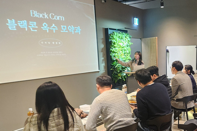 서울 성수동 메리히어 공유오피스에 모여 한동대, MYSC, KSH 투자자들이 경북 청년창업 3곳의 인큐베이팅 쇼케이스의 발표를 듣고 질의응답을 이어가고 있다. (사진=한동대)