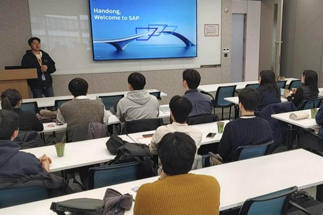 2026 글로벌 AI커리어 부스트 캠프에 참가한 한동대 학생들이 SAP코리아를 방문해 산학협력 프로젝트 발표회를 진행했다. (사진=한동대)