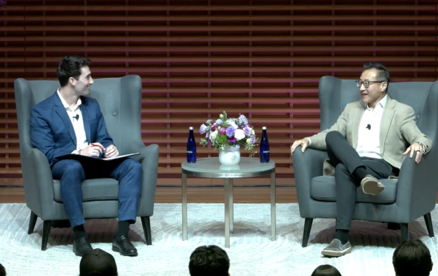 알리바바 그룹의 공동 창업자이자 회장인 조 차이(오른쪽). (사진=스탠퍼드 경영대학원)