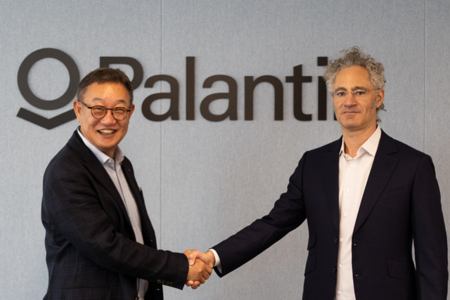 왼쪽부터 LG CNS CEO 현신균 사장과 팔란티어 CEO 알렉스 카프(Alex Karp)가 전략적 파트너십 계약 체결식에서 기념촬영을 하고 있다. (사진=LG CNS)
