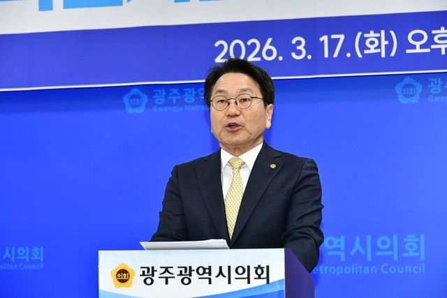 강기정 더불어민주당 전남광주특별시장 경선후보가 17일 광주시의회에서 ‘특별시민을 위한 첫 번째 약속, 특별시민수당’ 비전을 발표하고 있다. (사진=강기정 경선후보 캠프)
