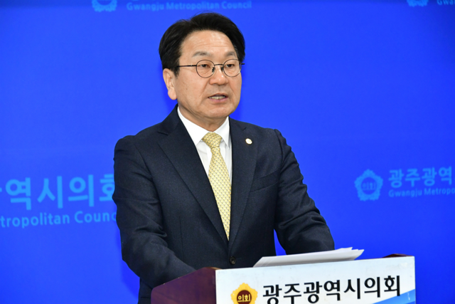 강기정 더불어민주당 전남광주특별시장 경선후보가 17일 광주시의회에서 ‘특별시민을 위한 첫 번째 약속, 특별시민수당’ 비전을 발표하고 있다. (사진=강기정 경선후보 캠프)