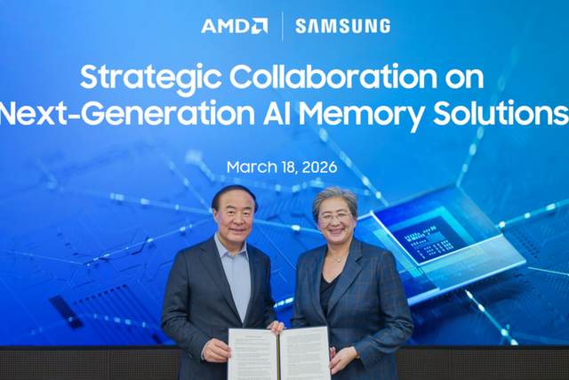 3월 18일 삼성전자의 최첨단 반도체 생산지인 평택 팹에서 전영현 삼성전자 DS부문장(왼쪽)과 리사 수 AMD 최고경영자(CEO)가 업무협약(MOU)을 체결한 뒤 기념 촬영을 하고 있다. (사진=삼성전자)