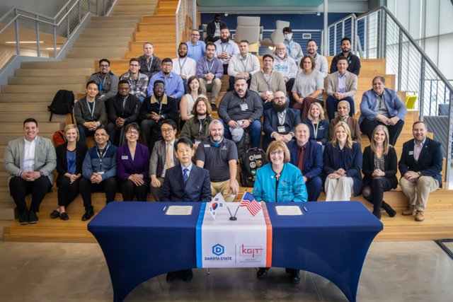 왼쪽부터 서울미디어대학원대학교 한희 총장, 다코타주립대학교 호세마리 그리피스 총장. (사진=서울미디어대학원대학교)