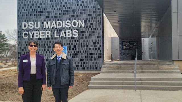 왼쪽부터 다코타주립대학교 메리 벨 비컴 컴퓨터·사이버과학대학 학장, 서울미디어대학원대학교 한희 총장. (사진=서울미디어대학원대학교)