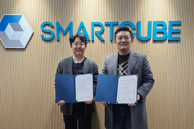 스마트큐브 하태원 부대표(왼쪽)과 스튜디오메타케이 김광집 대표이사. (사진=스마트큐브)