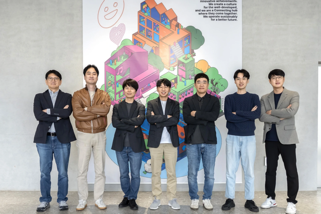 왼쪽부터 김세웅 카카오 AI 커뮤니케이션 성과리더, 장준혁 한양대학교 융합전자공학부 교수, 주한별 서울대학교 컴퓨터공학부 교수, 최종현 서울대학교 전기·정보공학부 교수, 신진우 KAIST ICT 석좌교수, 이주호 KAIST 김재철AI대학원 교수, 김승룡 KAIST 김재철AI대학원 교수. (사진=카카오)