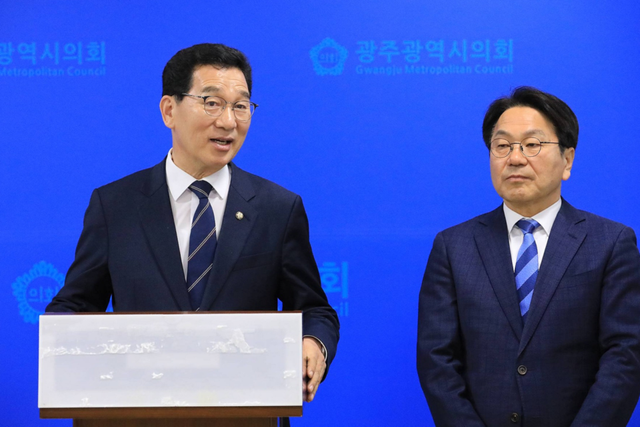 신정훈 더불어민주당 전남광주통합특별시장 예비후보와 강기정 광주광역시장. (사진=신정훈 예비후보 캠프)