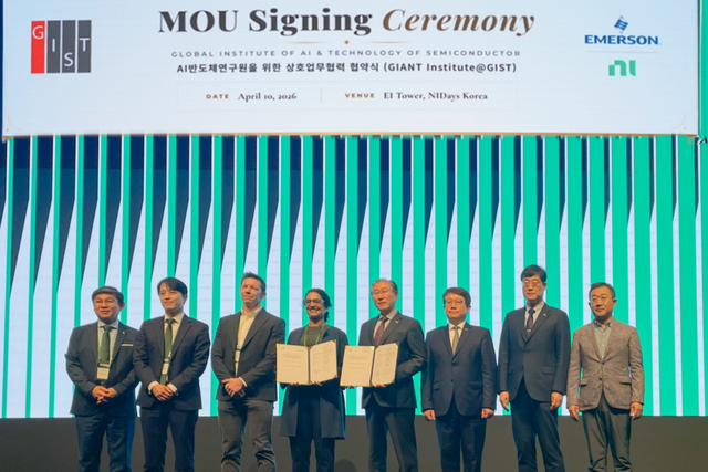 임기철 GIST 총장(오른쪽에서 네 번째)과 NI 리튜 파브레(Ritu Favre, 왼쪽에서 네 번째) 최고경영자(CEO)가 반도체 테스트 분야 전문 인력 양성과 산학 협력 강화를 위한 업무협약 체결 후 기념촬영을 하고 있다. (사진=GIST)