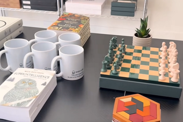 AI가 직접 브랜딩한 굿즈와 도서들. (사진=안돈 랩스)