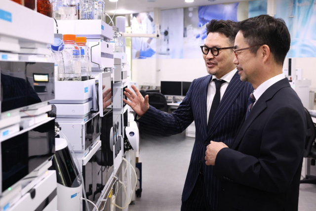 왼쪽부터 박종배 오믹스AI 최고기술책임자와 강현후 한국애질런트테크놀로지스 대표가 서울에 위치한 애질런트의 Center of Excellence에서 함께 하고 있다. (사진=애질런트 테크놀로지스)