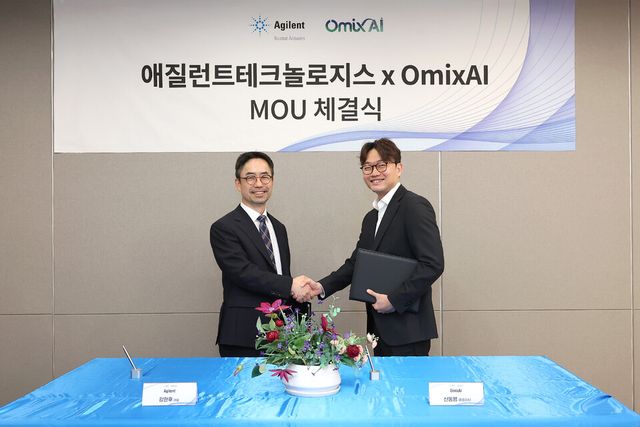 왼쪽부터 강현후 한국애질런트테크놀로지스 대표와 신동명 오믹스AI 대표가 서울에서 전략적 협약을 체결하고 기념사진을 촬영하고 있다.
