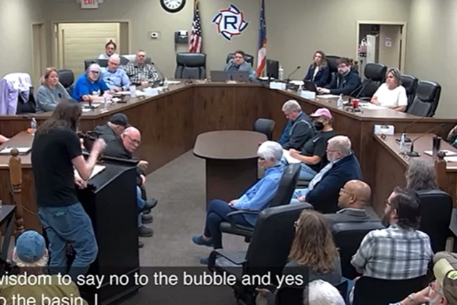 미국 오하이오주 라벤나 시의회에서 전직 프로그래머 윌 홀링스워스가 데이터 센터 건설로 인한 수자원 고갈 문제를 비판하고 있다. (사진=레딧)