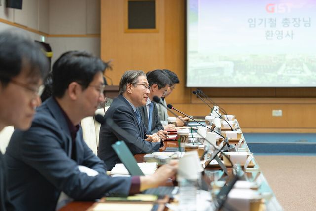 GIST 임기철 총장이 'KIA–GIST 미래모빌리티 혁신을 위한 전략적 협력 심포지엄'에서 환영사를 하고 있다. (사진=지스트)