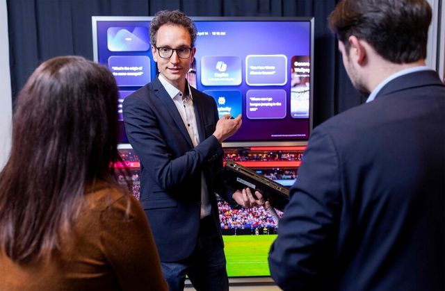 Steffen Greb from Samsung’s ECSO demonstrates the Art mode and explains the Vision AI Companion. (image=samsung)