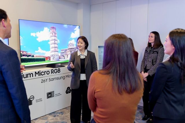 Olivia Lee from Samsung’s Picture Quality Solution Lab showcases Samsung’s latest Micro RGB technology. (image=samsung)