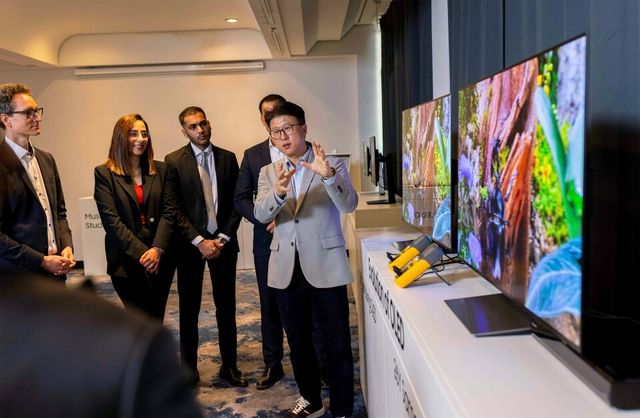 Sangmin Lee from Samsung’s Picture Quality Solution Lab introduces the enhanced brightness of the new OLED and its reduced power consumption. (image=samsung)