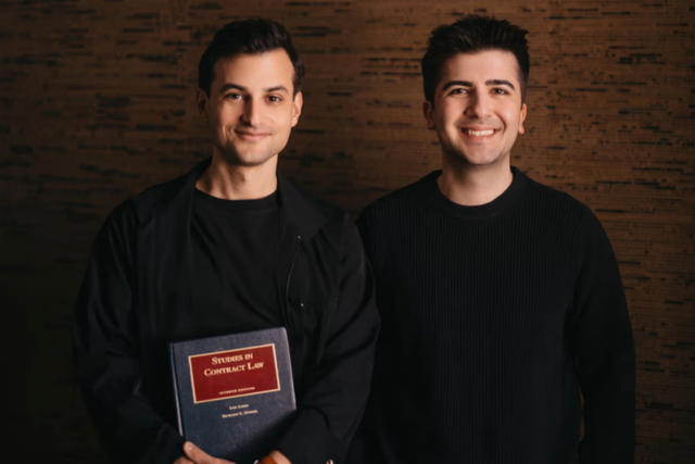 크로스비 공동 창업자 라이언 다니엘스와 존 사리한. (사진=크로스비)